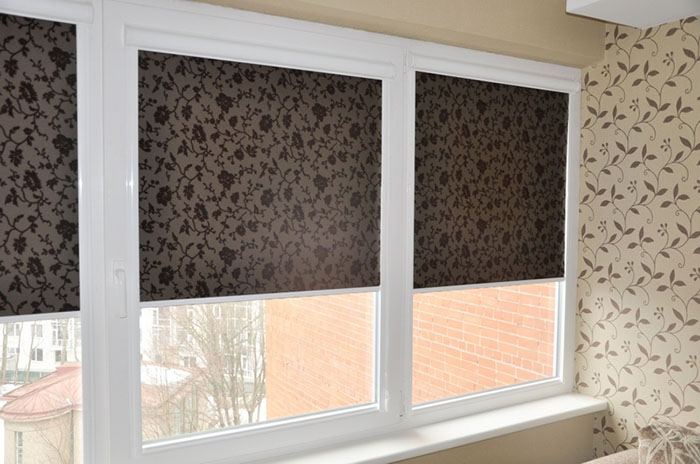 Как выбрать рулонные шторы на балкон с раздвижными окнами и идеи с фото