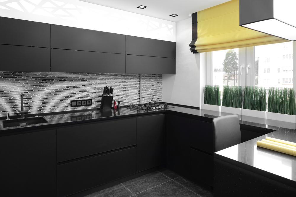 Акцентные римские шторы на минималистичной кухне