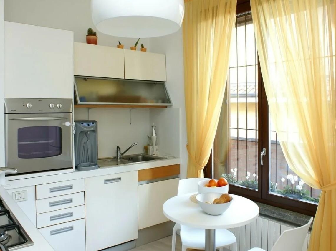 Яркая тюль на светлой кухне