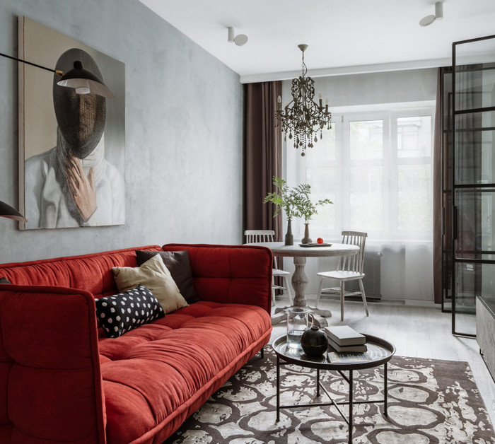 коричневые шторы на фоне серых стен