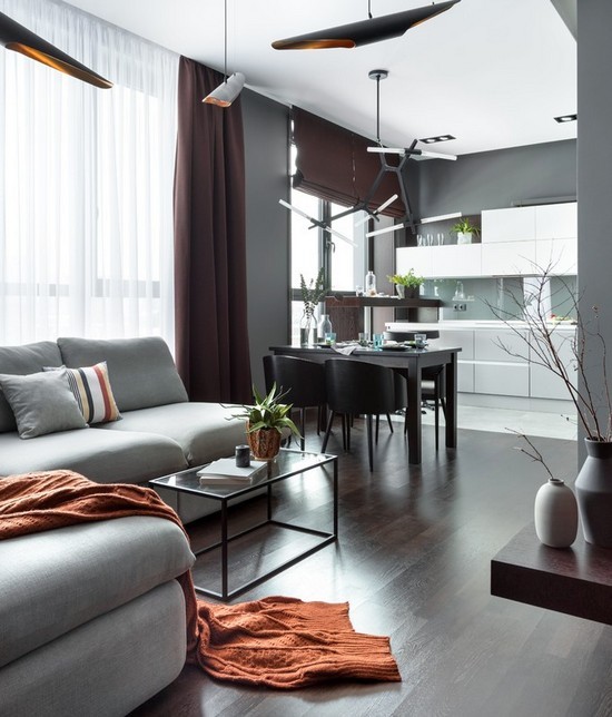 коричневые шторы на фоне серых стен