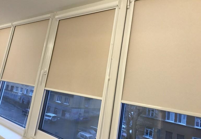 жалюзи на балконную дверь