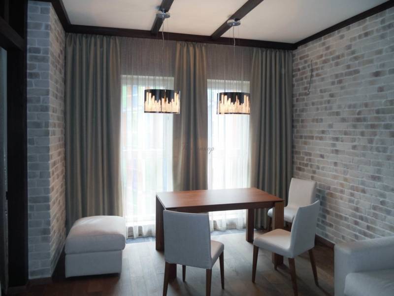 Оформление окна в гостиной: современные дизайнерские идеи