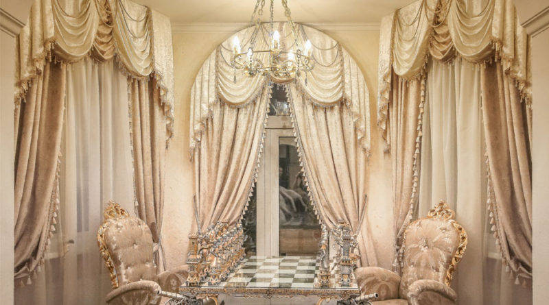 Оформление окна в гостиной: современные дизайнерские идеи