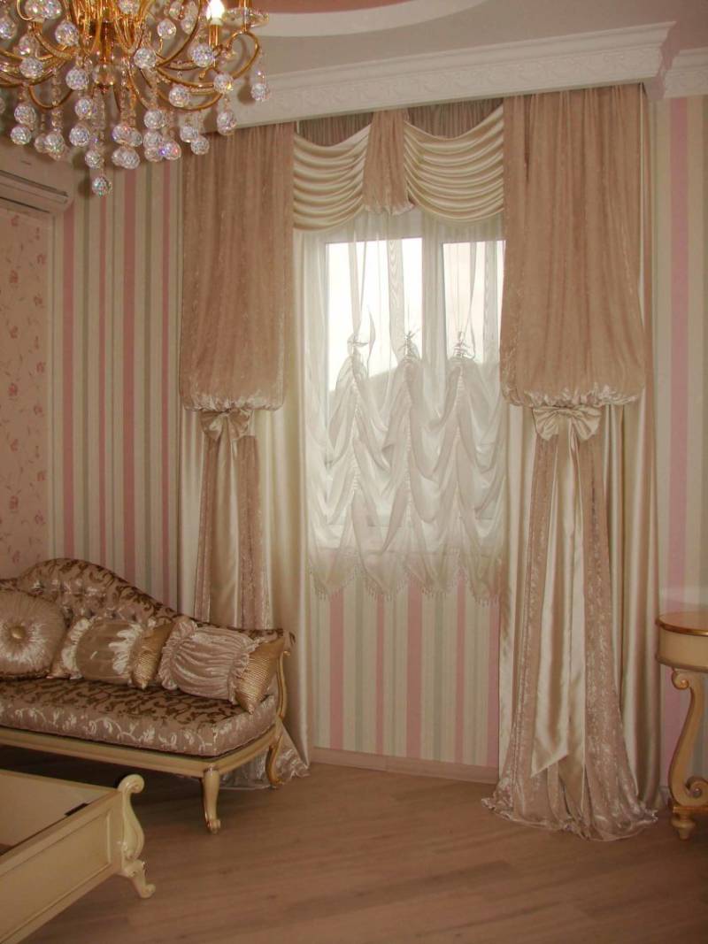 Оформление окна в гостиной: современные дизайнерские идеи