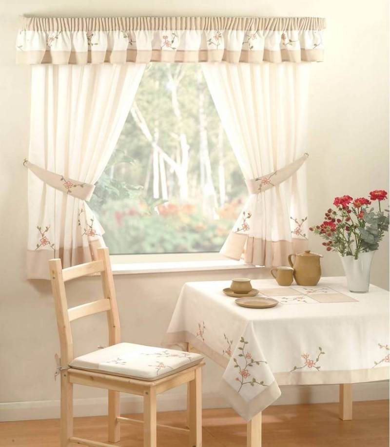 Короткие шторы на окна: дизайн занавесок до подоконника для гостиной, зала