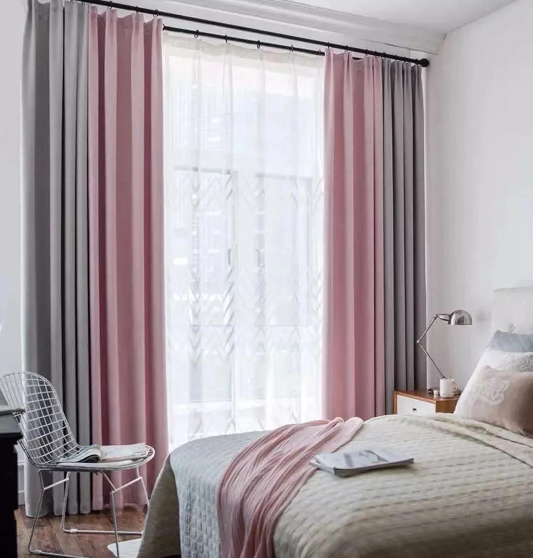 Серо-розовые шторы в спальне