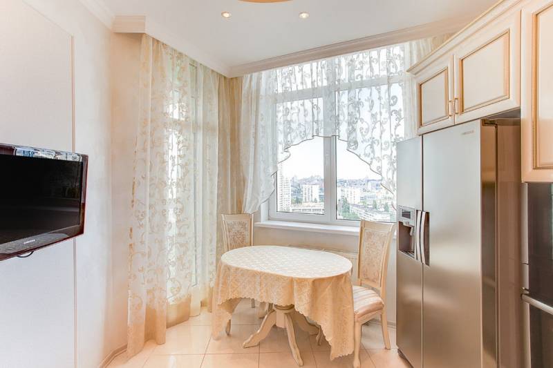 Короткие шторы на окна: дизайн занавесок до подоконника для гостиной, зала