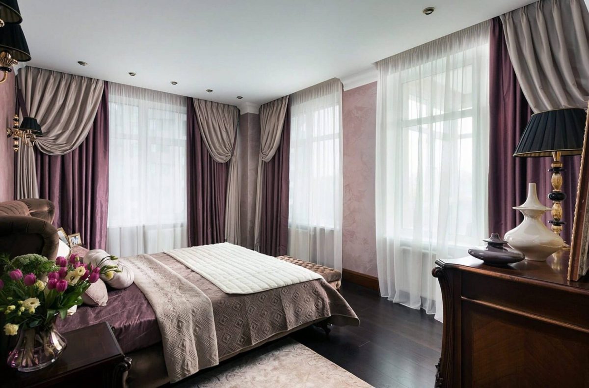 Бежевые и бордовые шторы в спальне