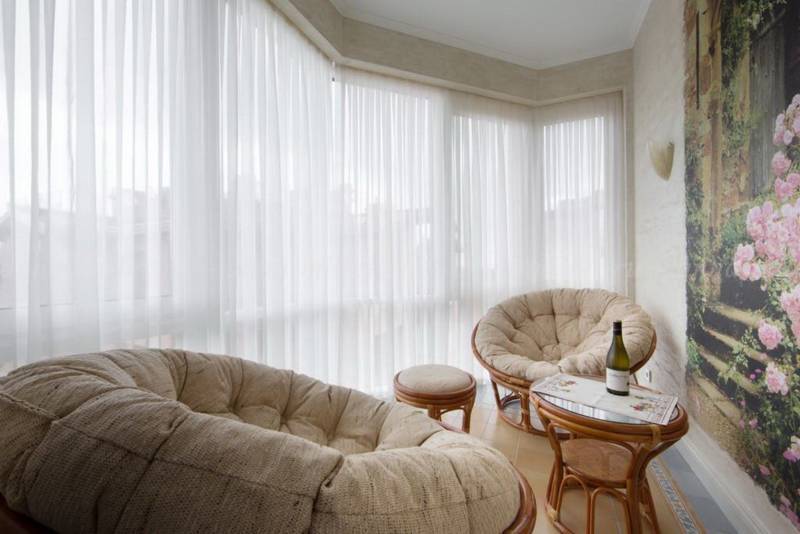 Шторы на балкон - современные варианты на раздвижные окна, выбор тюля, гардин, жалюзи, римских и рулонных штор