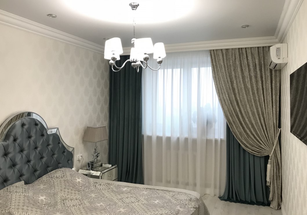 Двухцветные шторы в спальню