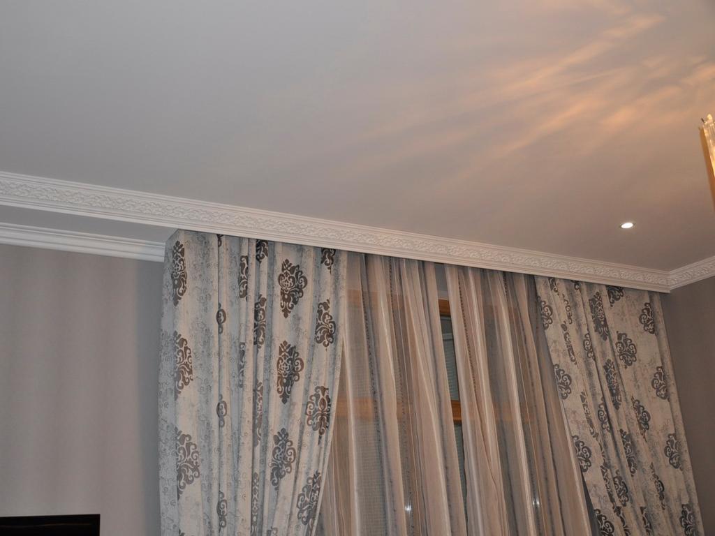 Как повесить шторы на потолочный карниз