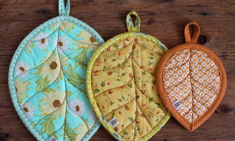 Прихватки своими руками: схемы с выкройками + мастер-класс, как сшить из лоскутов ткани в стиле пэчворк удобную прихватку в виде варежки