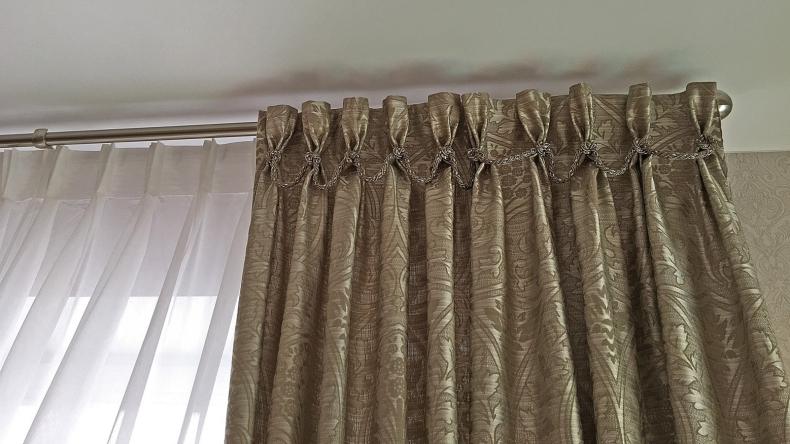 Как повесить шторы красиво и правильно: в гостиной, спальне и зале