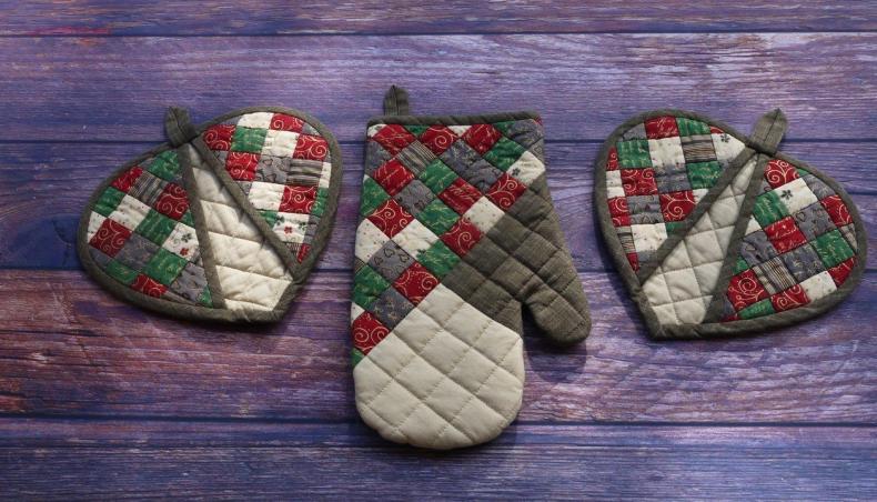 Прихватки своими руками: схемы с выкройками + мастер-класс, как сшить из лоскутов ткани в стиле пэчворк удобную прихватку в виде варежки