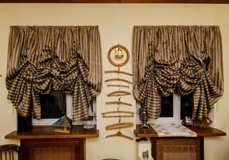 Шторы на дачу в деревянный дом на маленькие окна: оформление занавесками