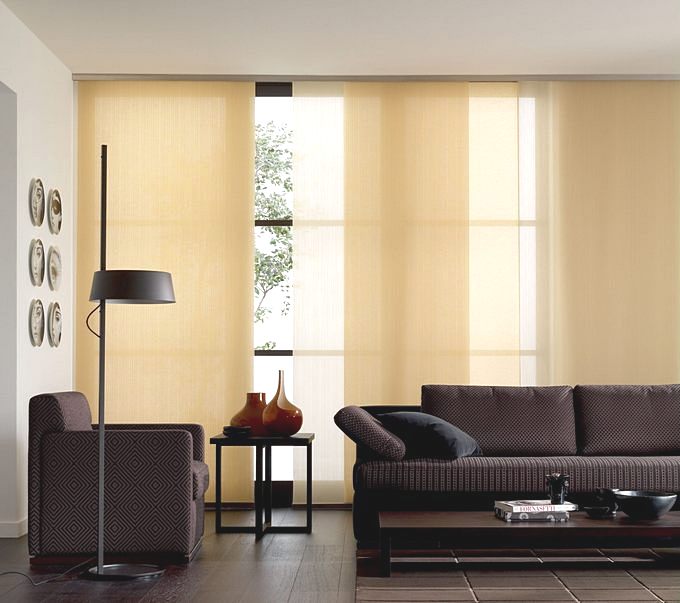 Японские шторы с полотнами песочного цвета