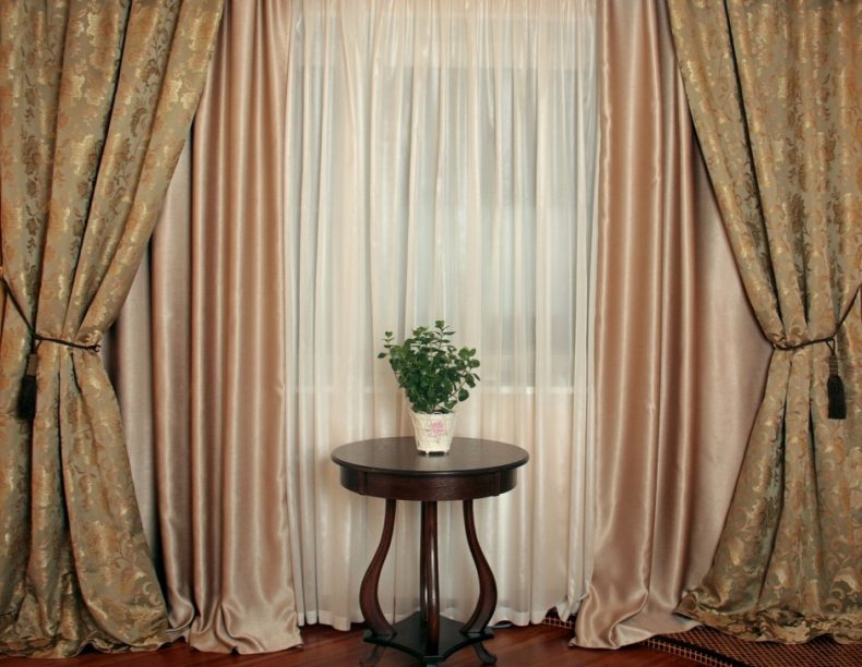 Комбинированные шторы из 2х цветов для гостиной, спальни и зала с переходом, из двух полотен