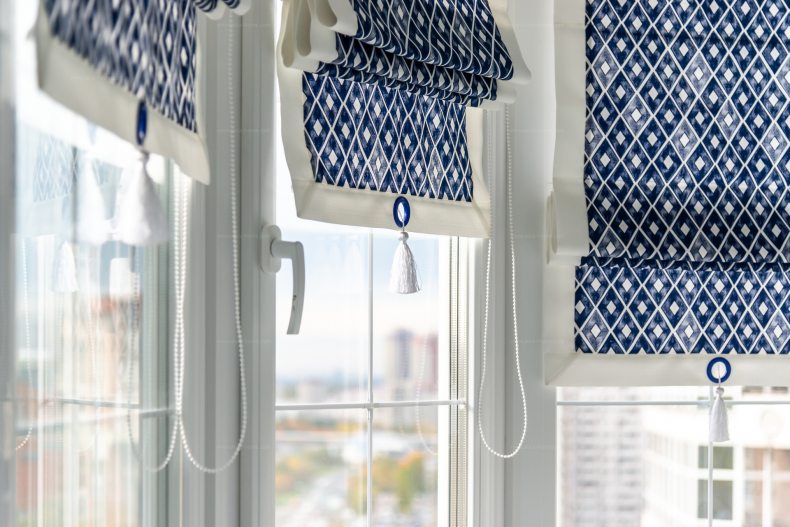 Шторы на балкон - современные варианты на раздвижные окна, выбор тюля, гардин, жалюзи, римских и рулонных штор