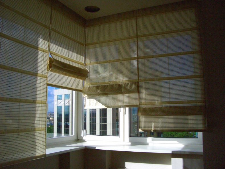 Шторы на балкон - современные варианты на раздвижные окна, выбор тюля, гардин, жалюзи, римских и рулонных штор