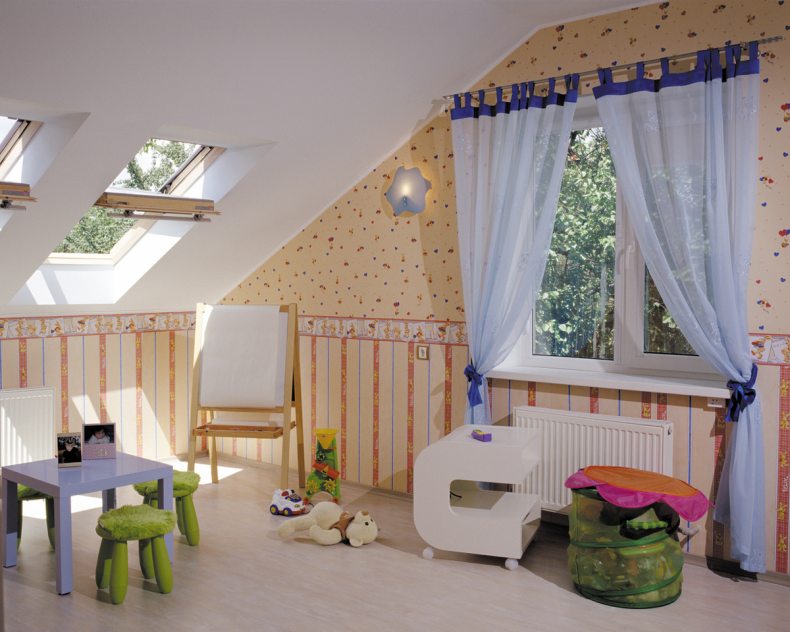 Шторы на мансардные окна со скошенным потолком в деревянном бревенчатом доме: скошенные, треугольные занавески