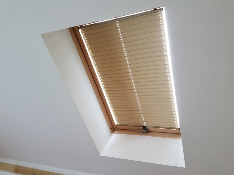 Шторы на мансардные окна — лучшие варианты на скошенные, треугольные окна