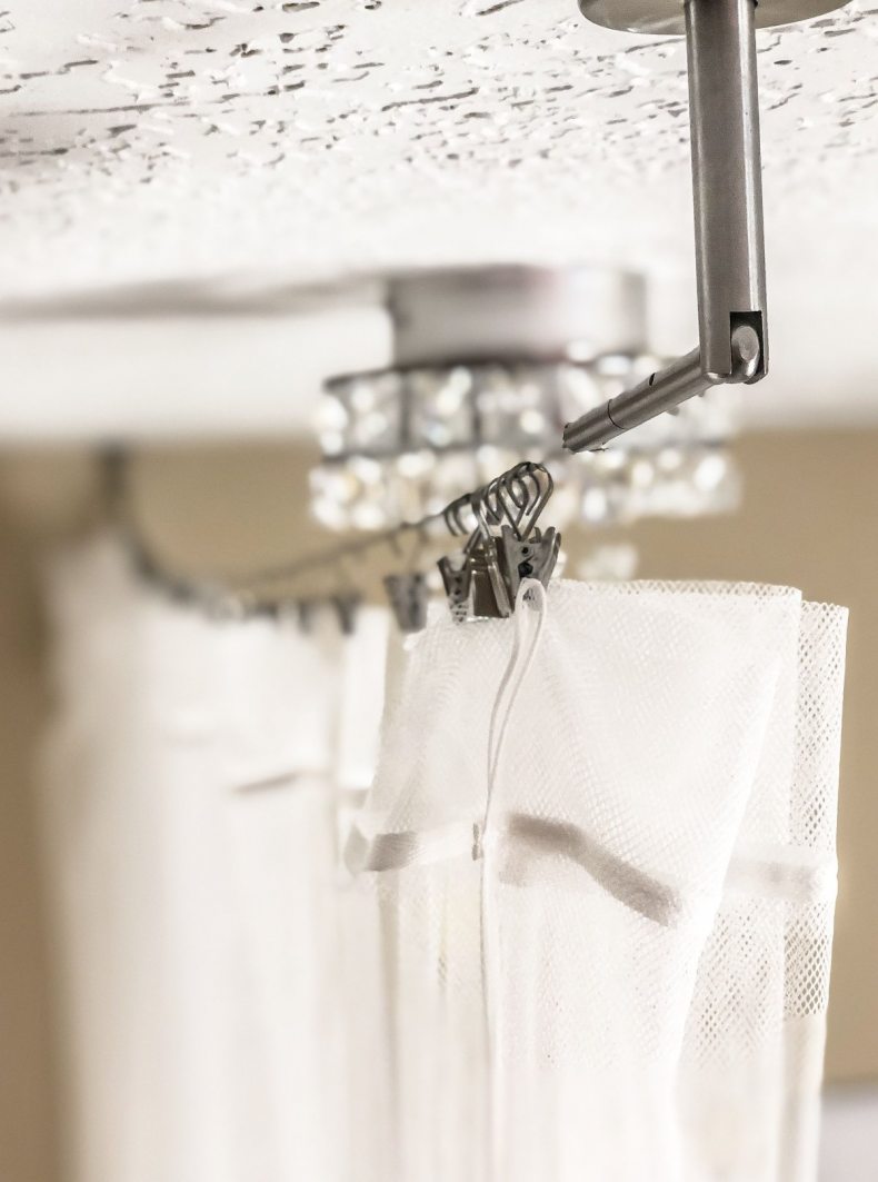 Струнные карнизы для штор: виды, преимущества, особенности