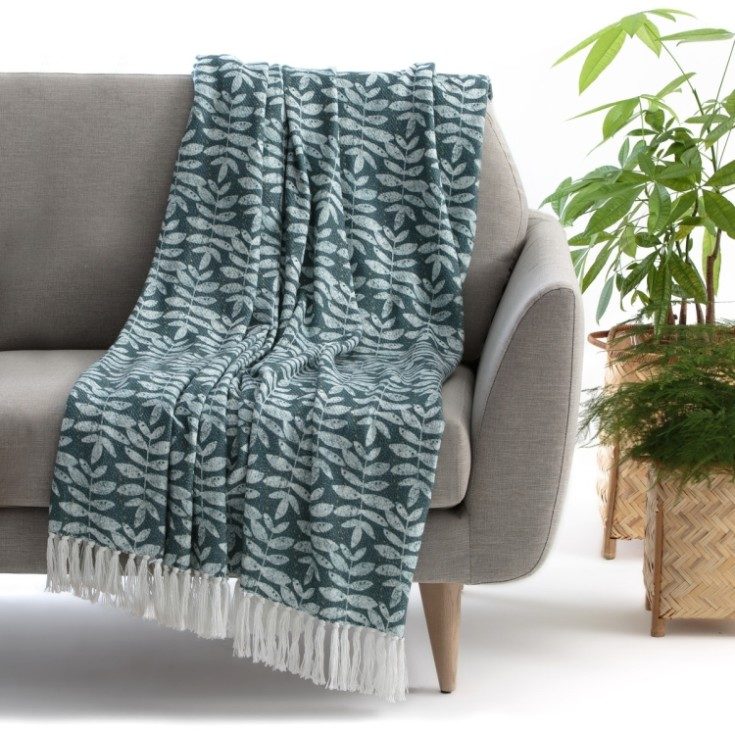 (+80 фото) Накидки на диван и кресло: виды, как выбрать