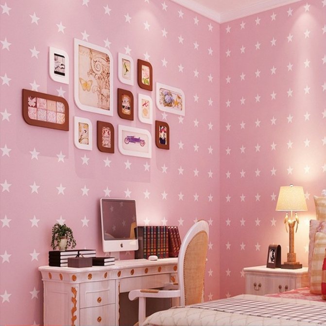 Шторы к розовым обоям в спальне, гостиной какие подойдут