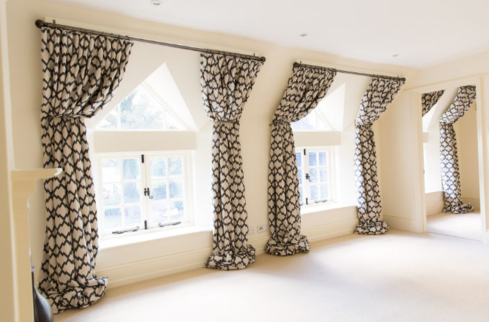 Шторы трапеция на окно и треугольные рамы - как выбрать и закрепить их