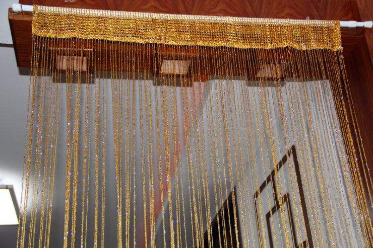 Нитяные шторы: виды, фото в интерьере, правила ухода