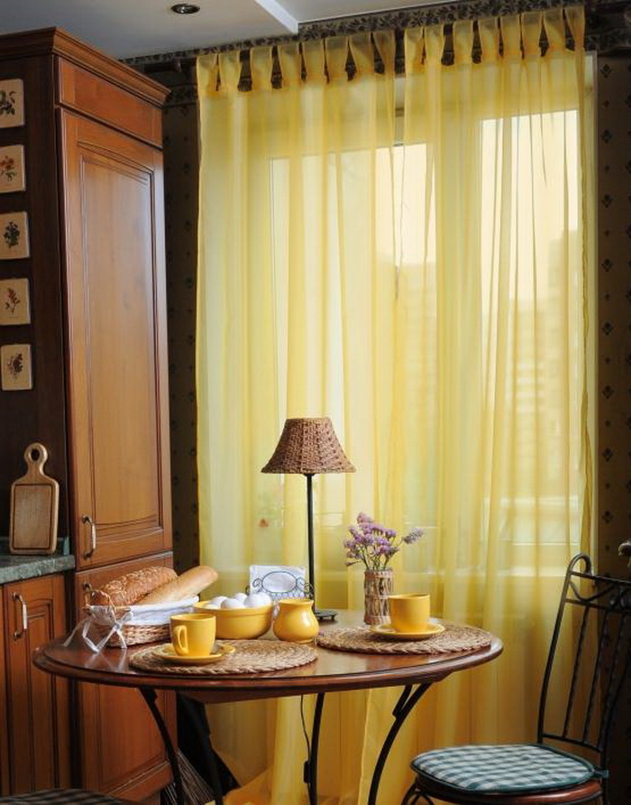 Дизайн кухни бордового цвета, сочетание с белым, желтым цветом