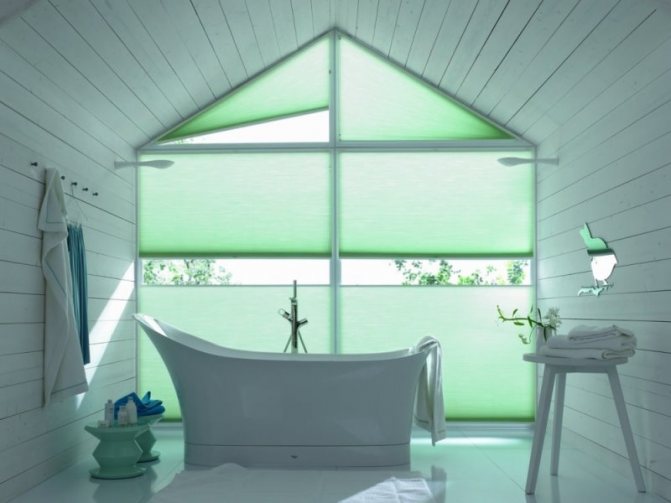 Шторы на мансардные окна со скошенным потолком в деревянном бревенчатом доме: скошенные, треугольные занавески