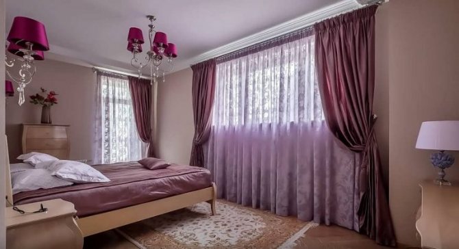 Шторы к розовым обоям в спальне, гостиной какие подойдут