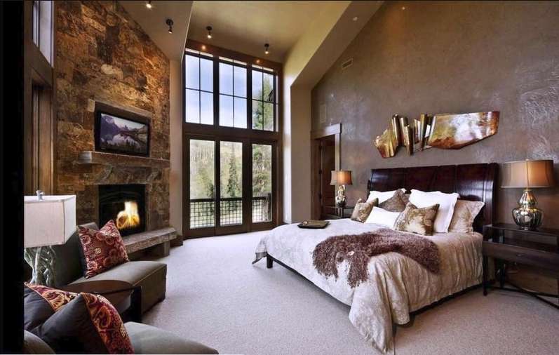 Шторы на мансардные окна со скошенным потолком в деревянном бревенчатом доме: скошенные, треугольные занавески