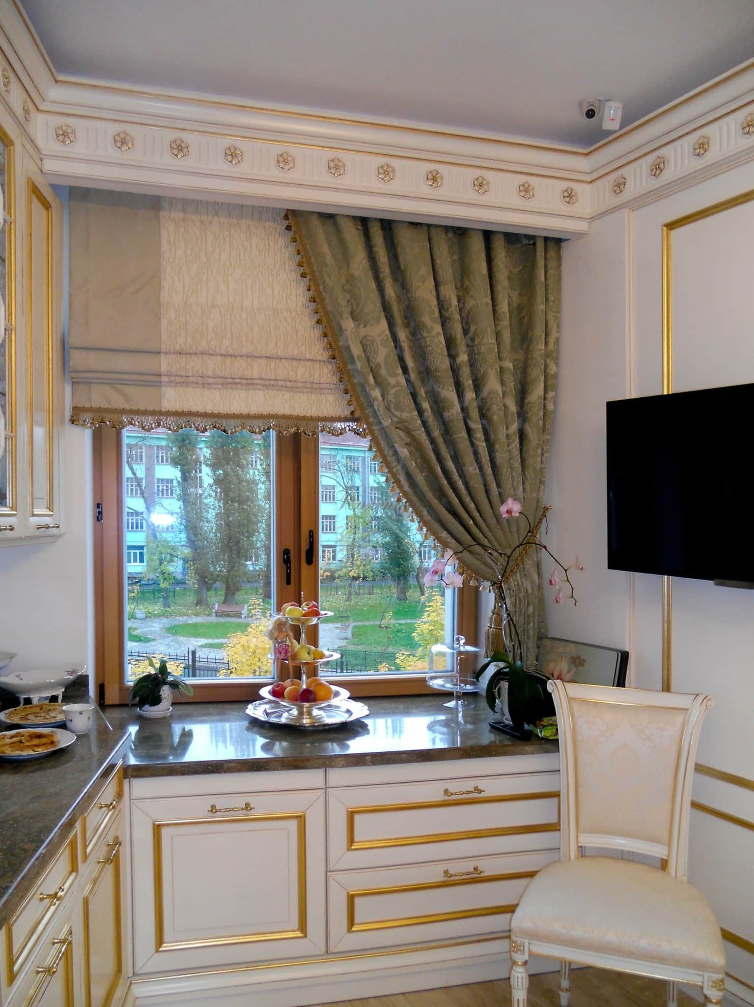 Шторы с крупными цветами в интерьере