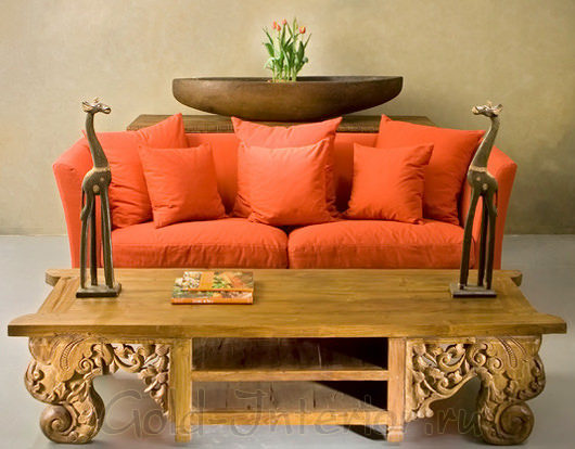 Оранжевый диван в этническом интерьере
