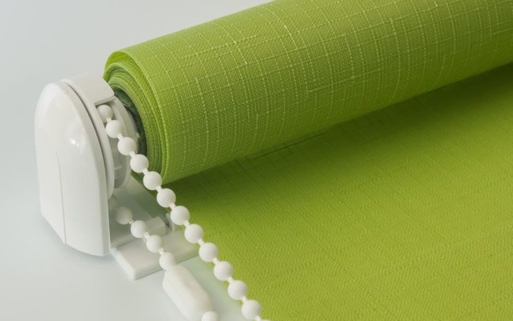 Как стирать рулонные шторы: что можно и чего нельзя делать?