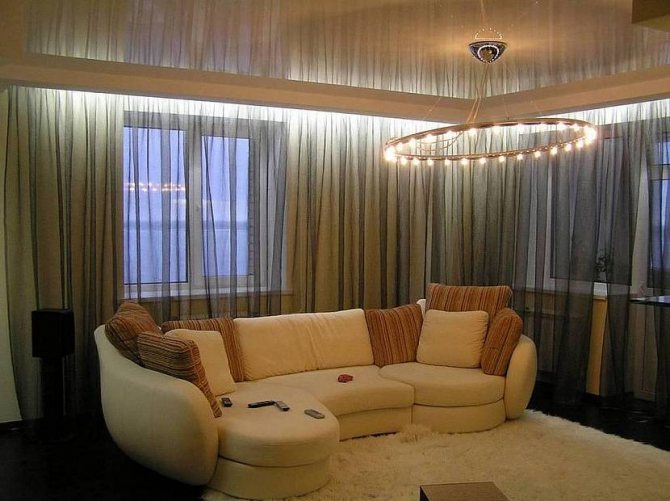 Карниз в гостиной с натяжным потолком