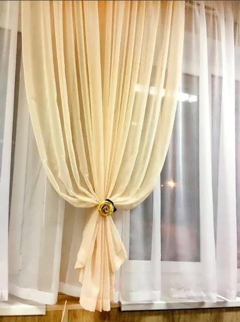 Прихваты для штор – практичный и стильный аксессуар в современном интерьере, оригинальные держатели: разновидности и стилевые решения