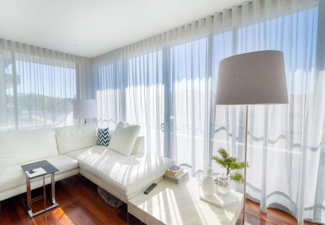 яркие белые шторы