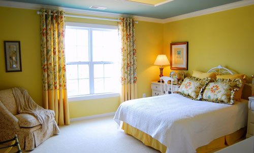 Модные шторы к желтым обоям