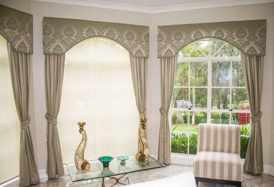 Молочные шторы - фото примеров использования в оформлении дизайна интерьера