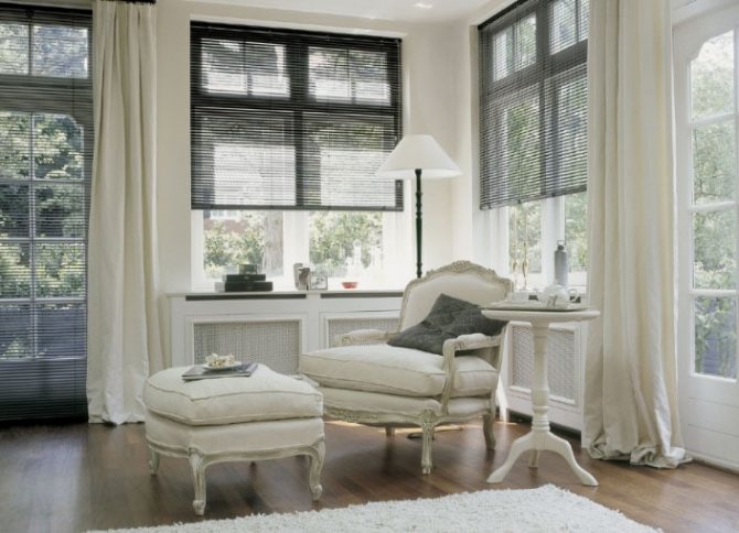 Молочные шторы - фото примеров использования в оформлении дизайна интерьера