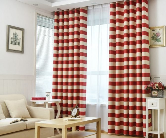 На фото шторы в горизонтальную бело-красную полоску – главный акцент в светлом интерьере
