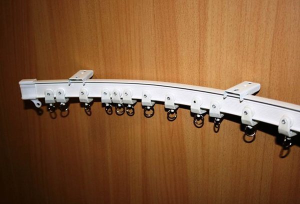 Достоинства и недостатки гибкого карниза