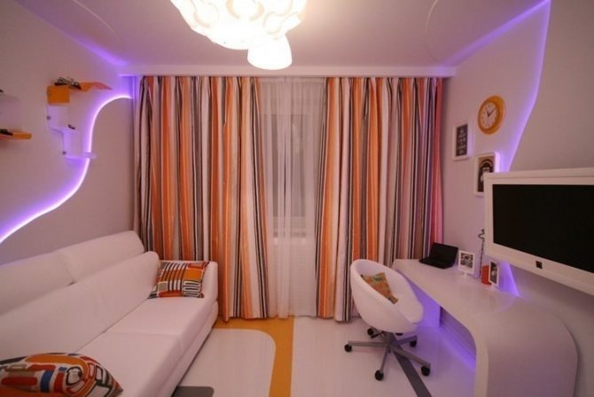 Если в спальне низкий потолок, очень важно правильно подобрать не только основной цвет для оформления комнаты, но и шторы. В этом случае вертикальные полосы пригодятся