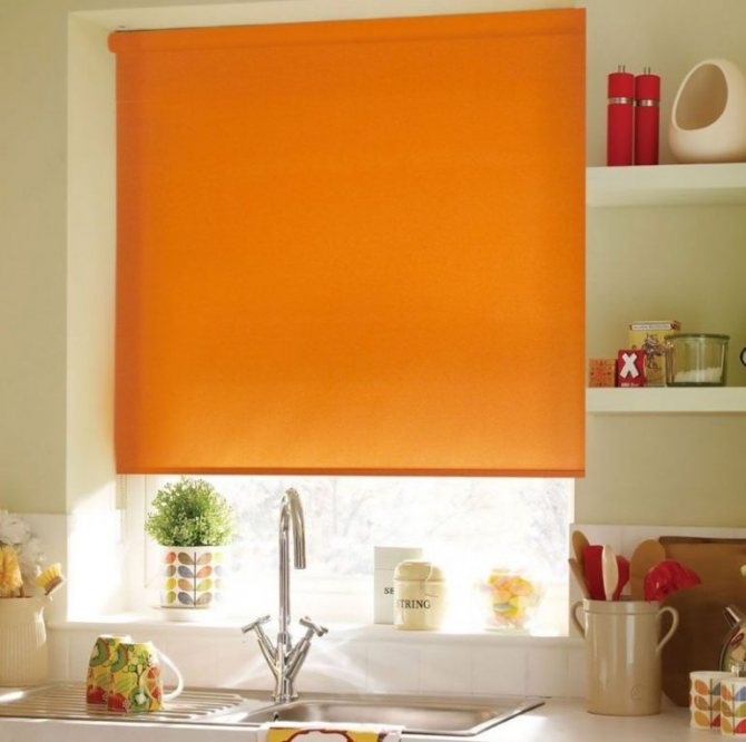 Рулонные модели актуальны для небольших окон и окон, расположенных над раковиной