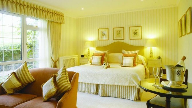 Шторы к желтым обоям какой цвет подойдет в спальню, гостиную