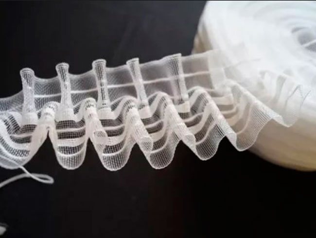 Как повесить шторы и тюль на шторной ленте на крючки со складками